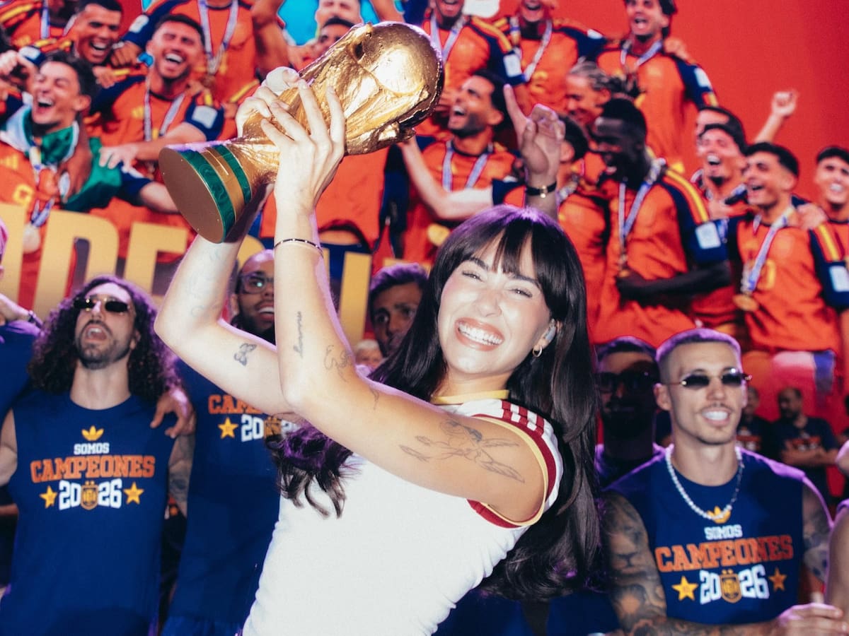 Aitana canta 'Superestrella', luce la segunda estrella de campeones en el pecho y levanta la Copa del Mundo