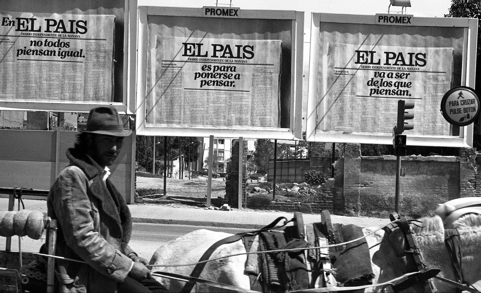 Vallas publicitarias con el anuncio de la salida del diario EL PAÍS, en abril de 1976.