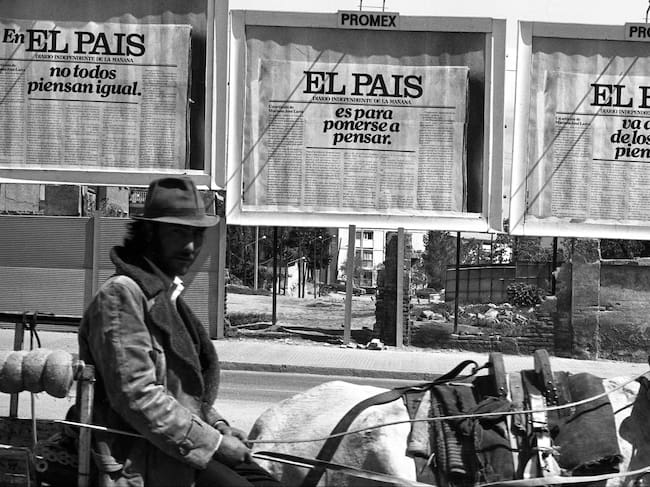Vallas publicitarias con el anuncio de la salida del diario EL PAÍS, en abril de 1976.