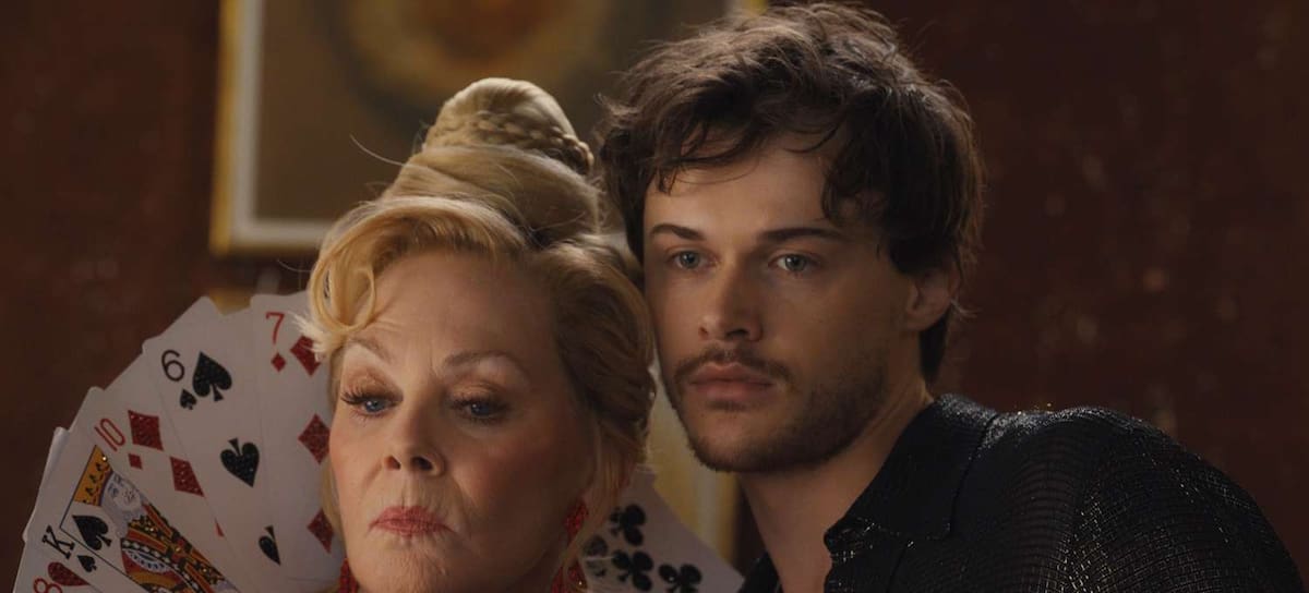 Christopher Briney y Jean Smirt en 'Hacks'