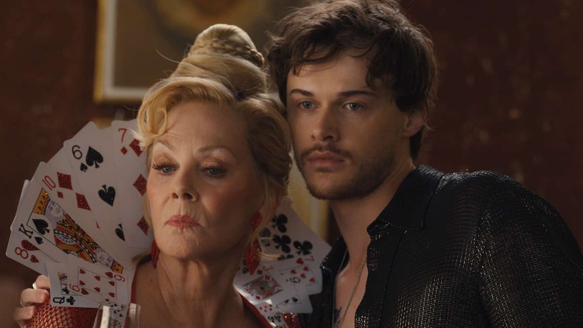 Christopher Briney, de ser Conrad Fisher a dar vida a un personaje inspirado en Harry Styles en 'Hacks'