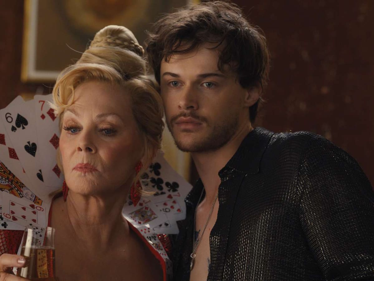 Christopher Briney, de ser Conrad Fisher a dar vida a un personaje inspirado en Harry Styles en 'Hacks'