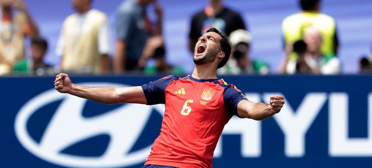 Mikel Merino celebrando el gol de España