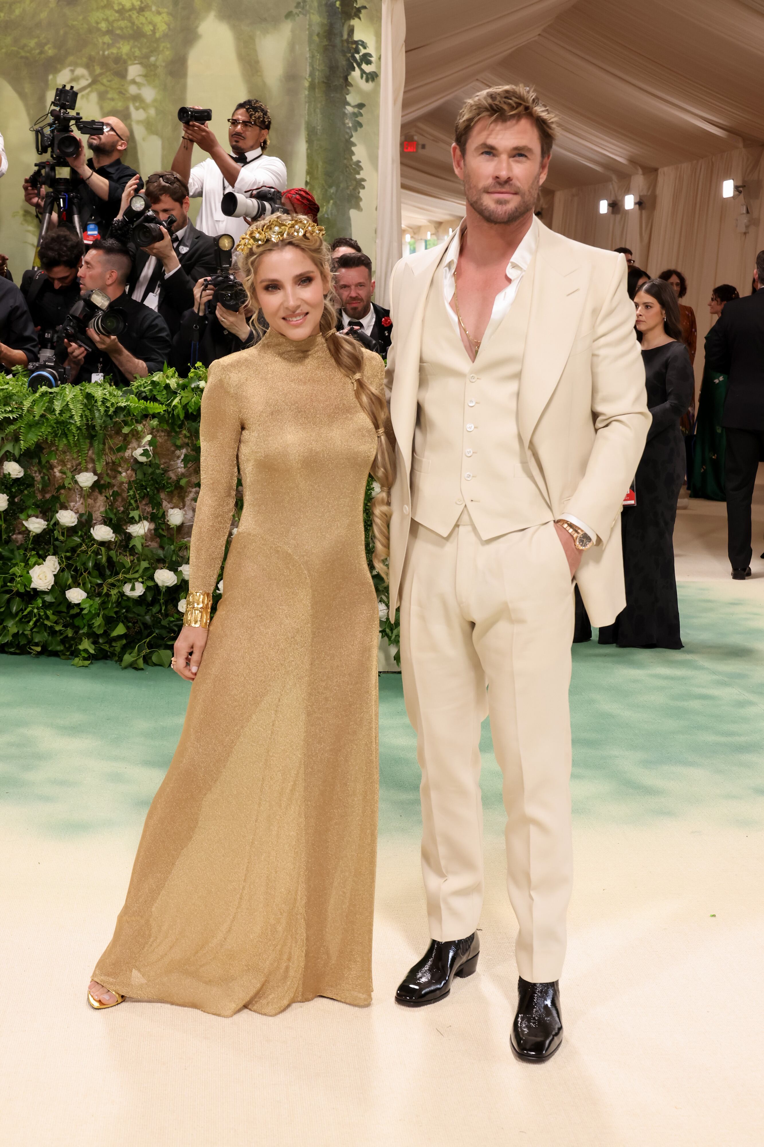 Elsa Pataky ha debuta en esta alfombra junto a su marido que era uno de los anfitriones. Ambos, vestidos por Tom Ford, han elegido ir a juego. Él con un traje beige con chaleco y ella, con  un vestido malla dorado y transparente, con body nude debajo, que dejaba ver su tonificada figura.