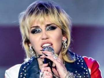 Miley Cyrus comparte la rutina antes de dormir que le ayuda con su crecimiento personal