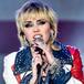 Miley Cyrus comparte la rutina antes de dormir que le ayuda con su crecimiento personal