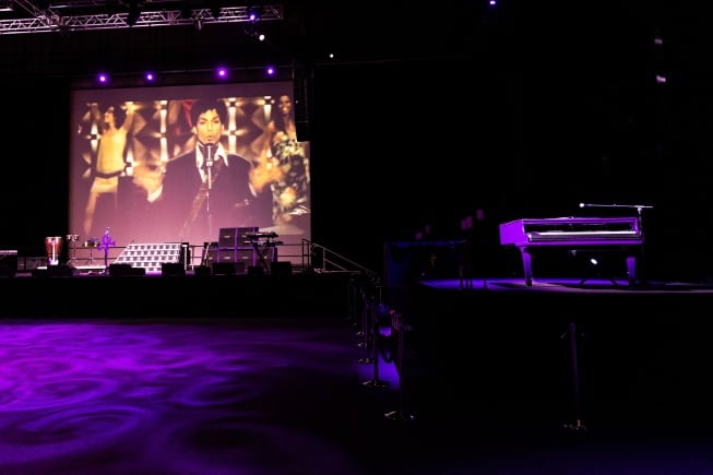 Piano de Prince en exhibición frente al escenario en Paisley Park, la casa y estudio de Prince en Chanhassen, Minnesota, el 30 de junio de 2021.