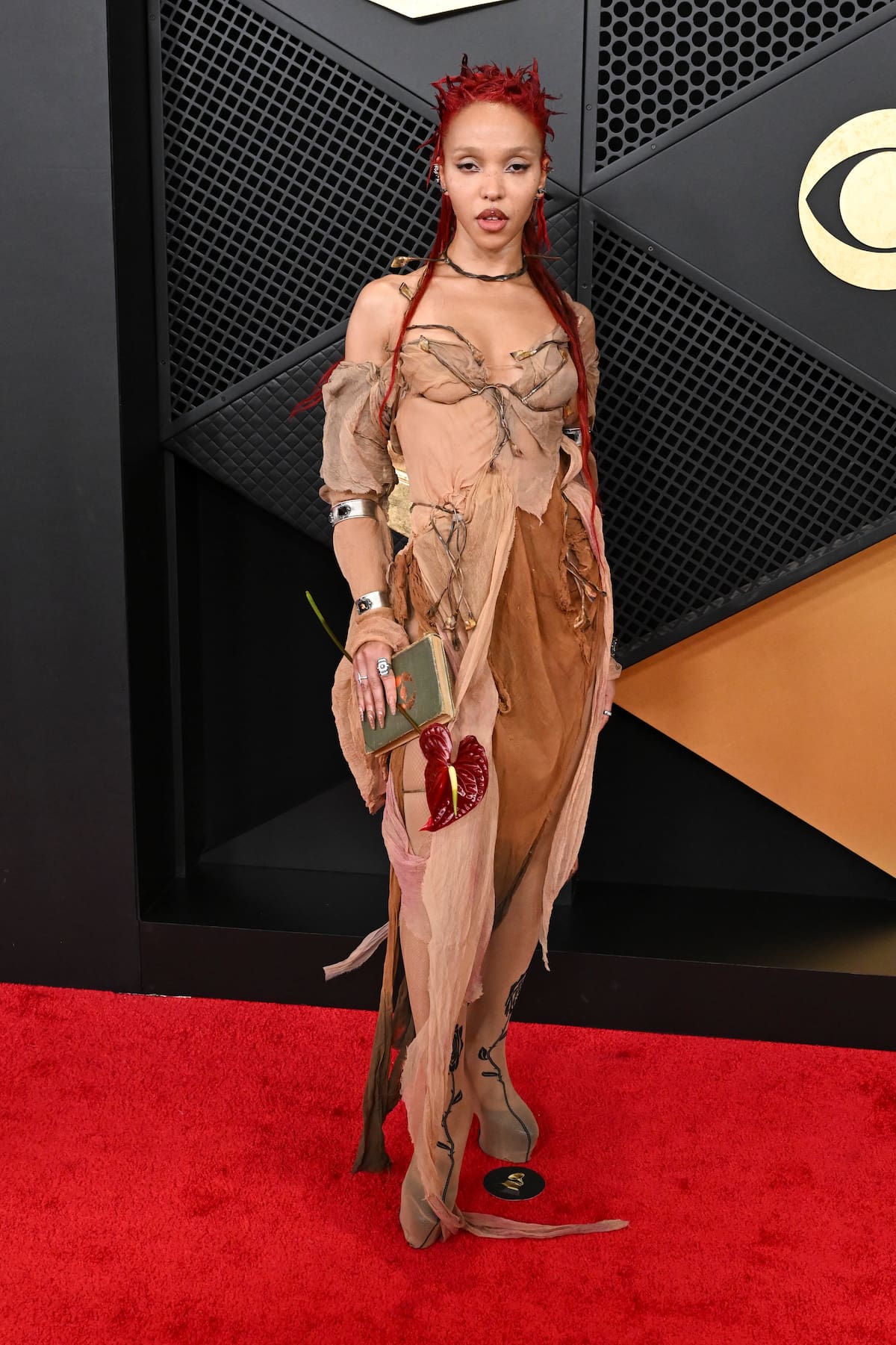 Como sacada de una película apocalíptica, FKA Twigs mostró uno de los estilismos más llamativos de la noche firmado por Paolo Carzana en tonos nude.