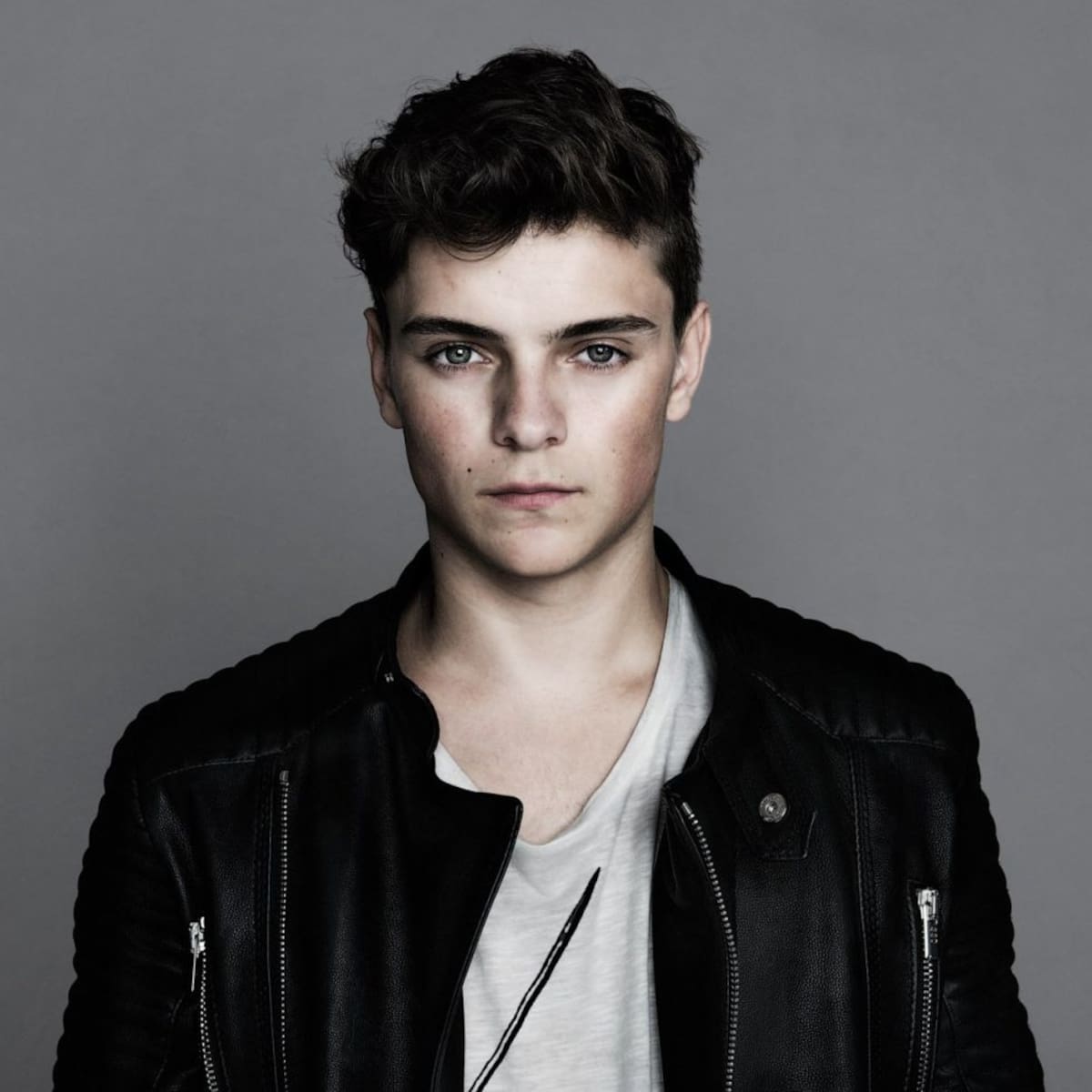 En cambio, Martin Garrix triunfó como adolescente precoz en Reino Unido y Europa, consiguiendo alzar a lo más alto su hit Animals cuando aún no era mayor de edad.