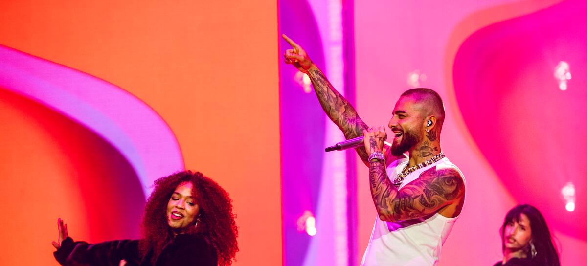 Maluma abrió la gala entre el público con Borro Cassete y, segundos después, dio paso a Felices los 4. Tras ello tuvo la oportunidad de irse de vacaciones con Maluma a Hawái y termino siendo puro Chantaje.