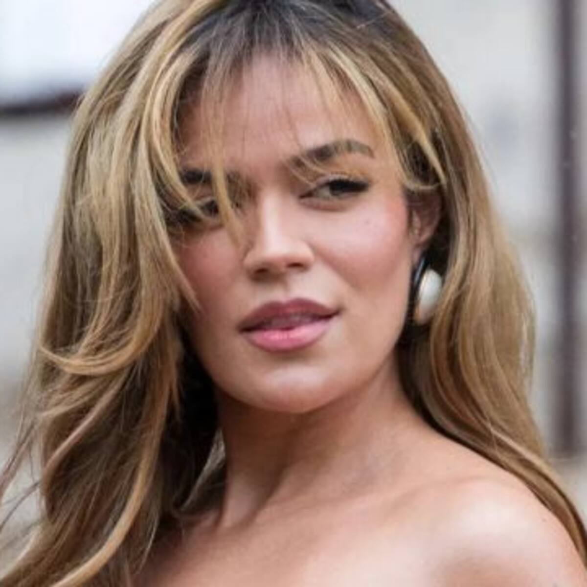 Karol G es ignorada por revista en evento de moda en París.