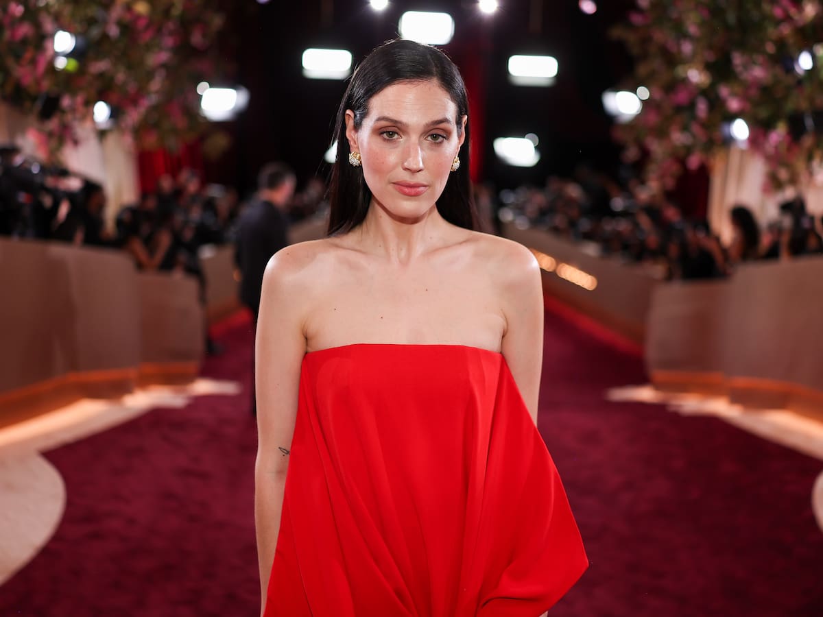 ¿Quién es Eva Víctor?, la mujer a la que Julia Roberts le dio todo el protagonismo en los Globos de Oro 2026