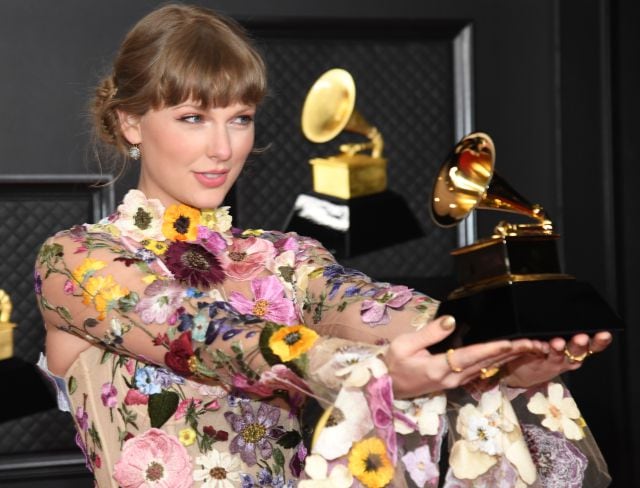 Taylor Swift fue la ganadora del Premio Grammy 2021 a &#039;Mejor Álbum del Año&#039;, y es la tercera vez que lo consigue.