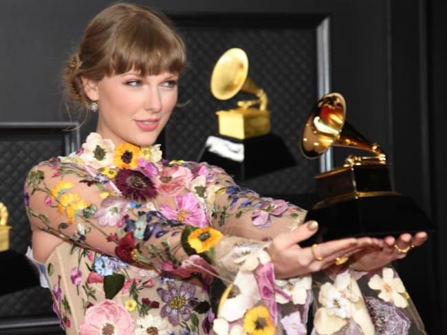 Taylor Swift fue la ganadora del Premio Grammy 2021 a 'Mejor Álbum del Año', y es la tercera vez que lo consigue.