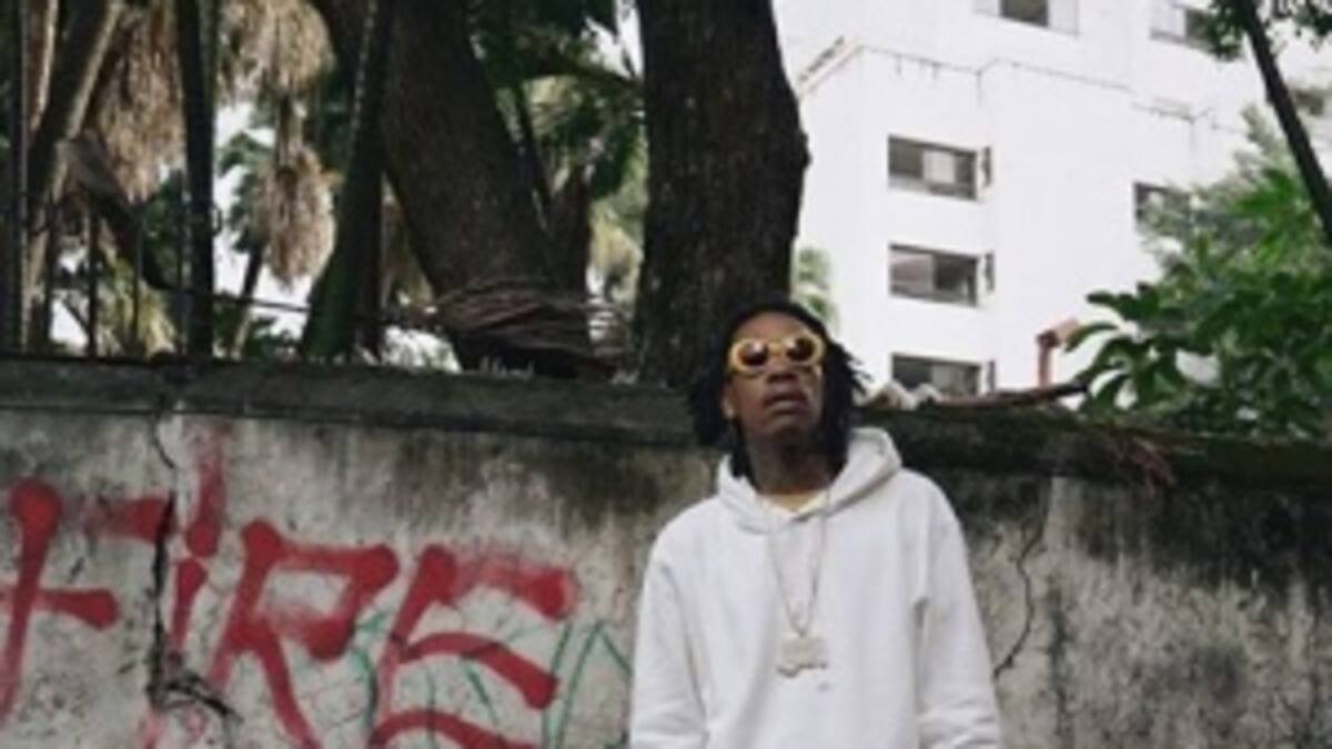 Wiz Khalifa enciende puro de marihuana en tumba de Pablo Escobar