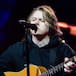 Lewis Capaldi versiona ‘Last Christmas’ de Wham! vestido de Papá Noel