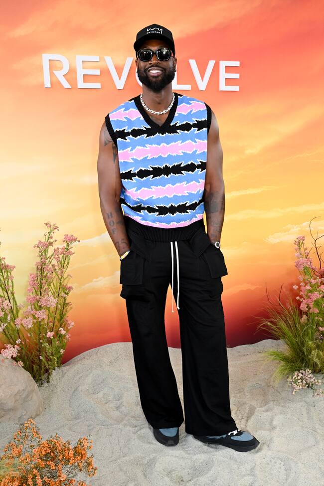 Dwyane Wade, ex jugador de basket, optó por pantalón negro y chaleco que no pasaba desapercibido.