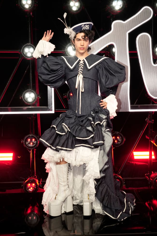 Si el barroco se inventara ahora, Conan Gray sería uno de sus máximos exponentes. No podía haber sido más excesivo con este look marinero de Erik Charlotte.