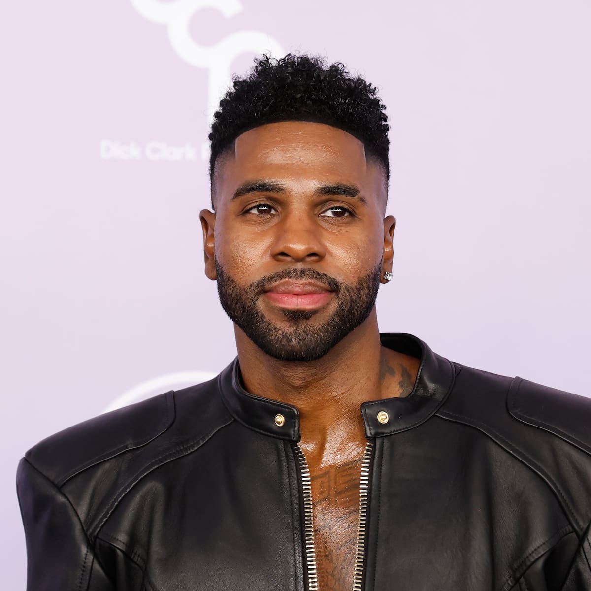 Jason Derulo casi se la pega: la caída con estilo del cantante en pleno concierto