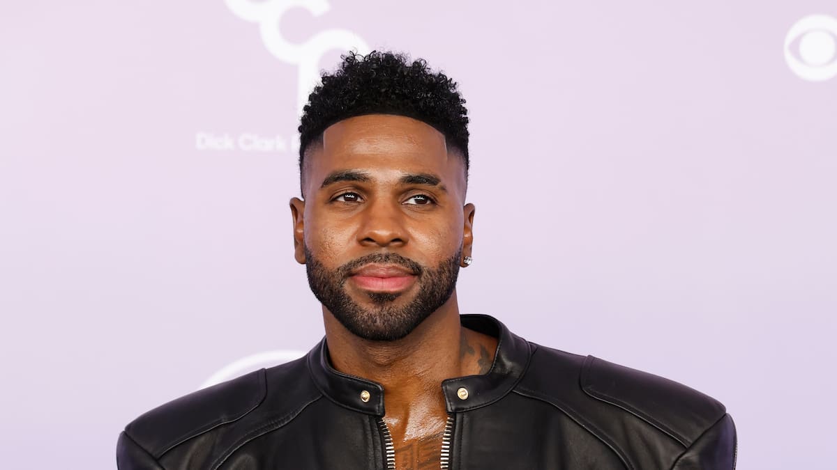 Jason Derulo casi se la pega: la caída con estilo del cantante en pleno concierto