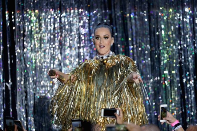 GETTY/ Katy Perry llenó de oro el escenario de la gala AmfAR en Cannes.