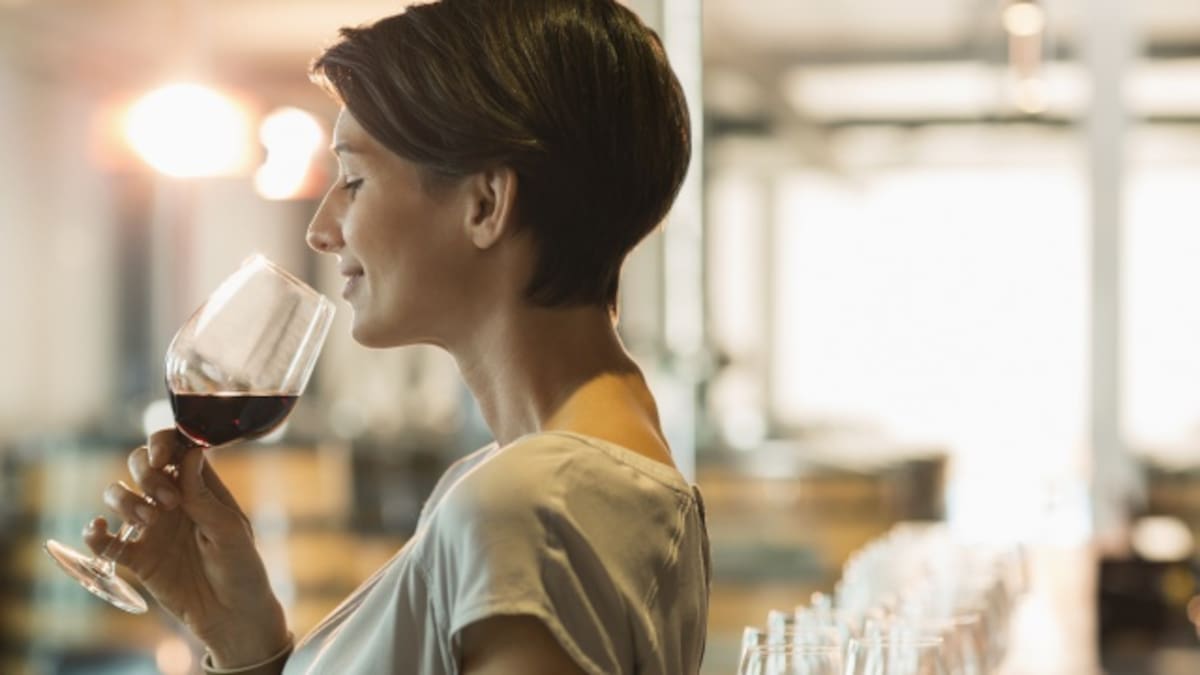 Tomar una copa de vino tinto es igual de sano a una hora de ejercicio
