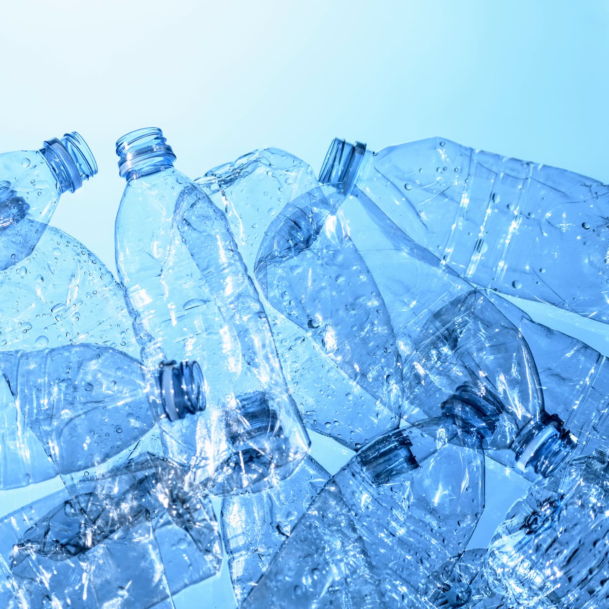 El reciclaje químico de botellas de plástico, a debate: ¿en qué consiste y por qué genera polémica?