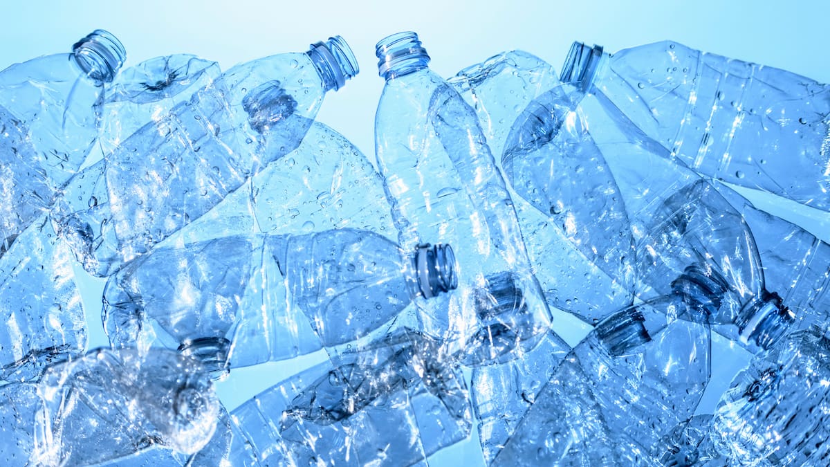 El reciclaje químico de botellas de plástico, a debate: ¿en qué consiste y por qué genera polémica?