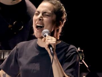 La sorpresa de Lady Gaga en los Premios Oscar 2023: una actuación íntima y sin maquillaje de ‘Hold my hand’