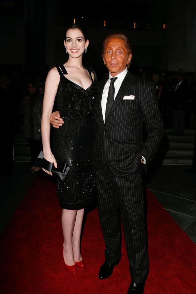 Anne Hathaway y Valentino en la premiere de "Valentino: The Last Emperor" en 2009
