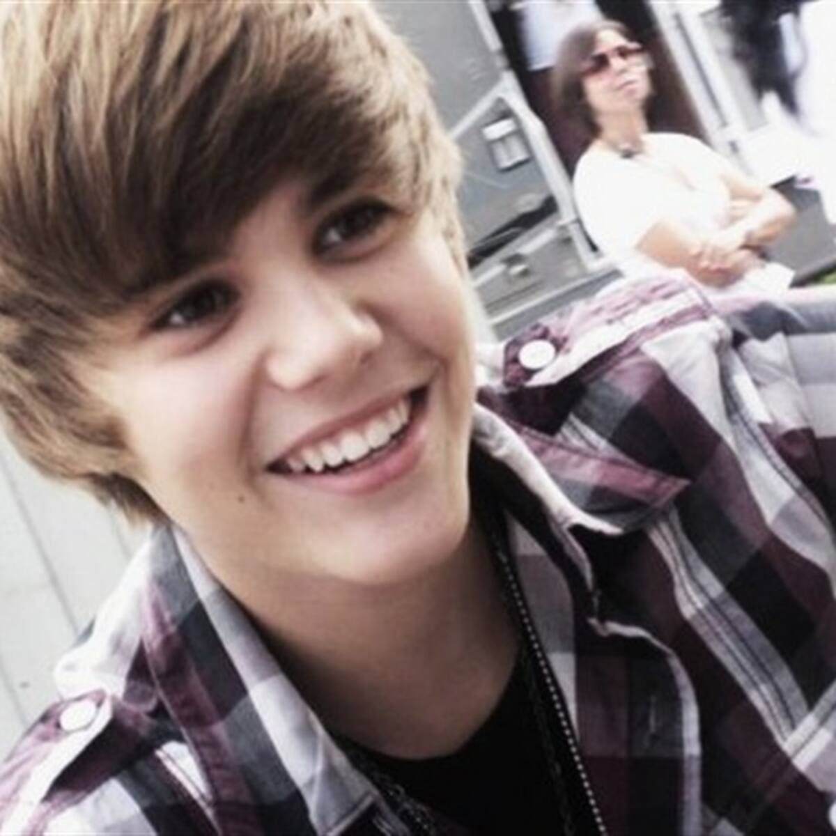 Justin Bieber le pega a un niño