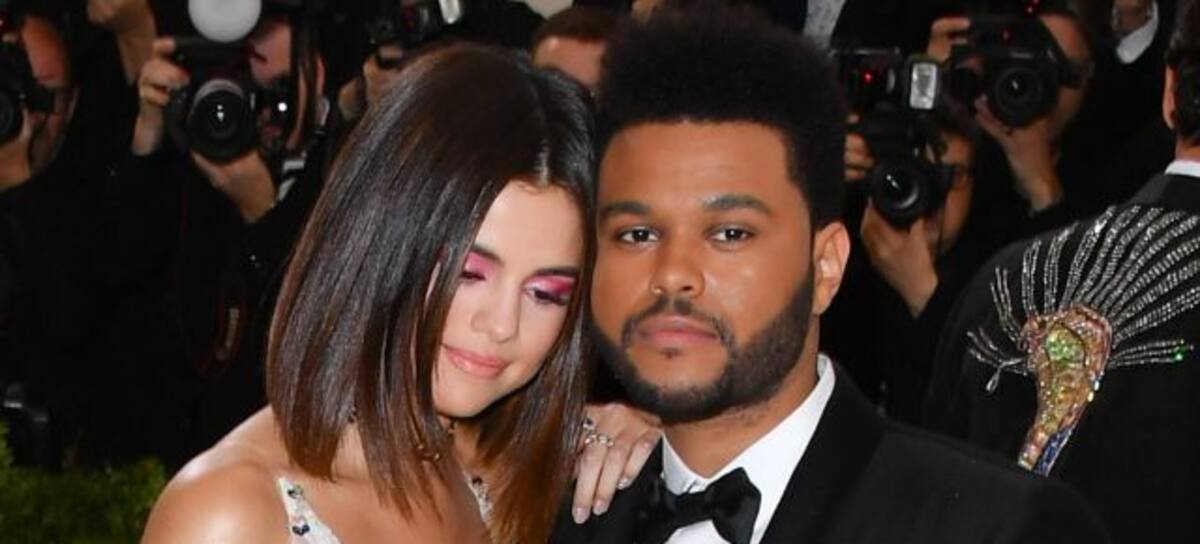 Selena Gomez y The Weeknd, en la alfombra de la gala MET