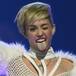 Fans de Miley Cyrus la esperan en "topless"