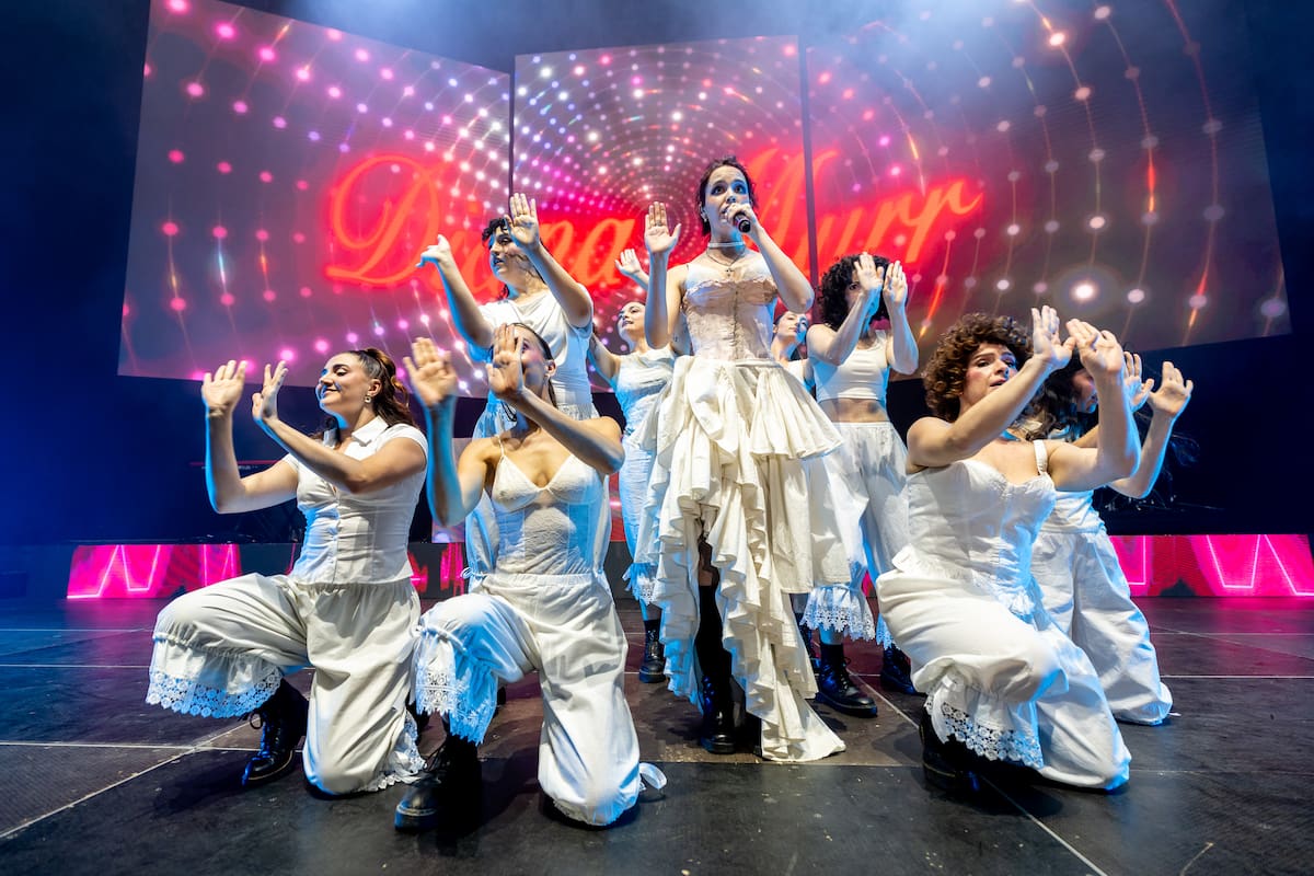 Diana Mur desbordó energía en LOS40 Primavera Pop con una actuación fresca y cargada de intensidad. Su conexión con el público y su carisma sobre el escenario confirmaron su proyección como una de las artistas emergentes a seguir de cerca.