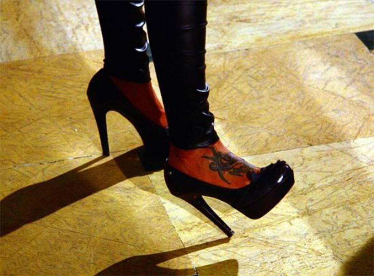 Detalle de los zapatos de Malú. Elegantísimos y además le combinaban genial con su vestido plateado.