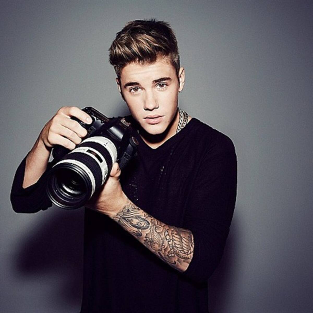 Justin Bieber a full con una modelo