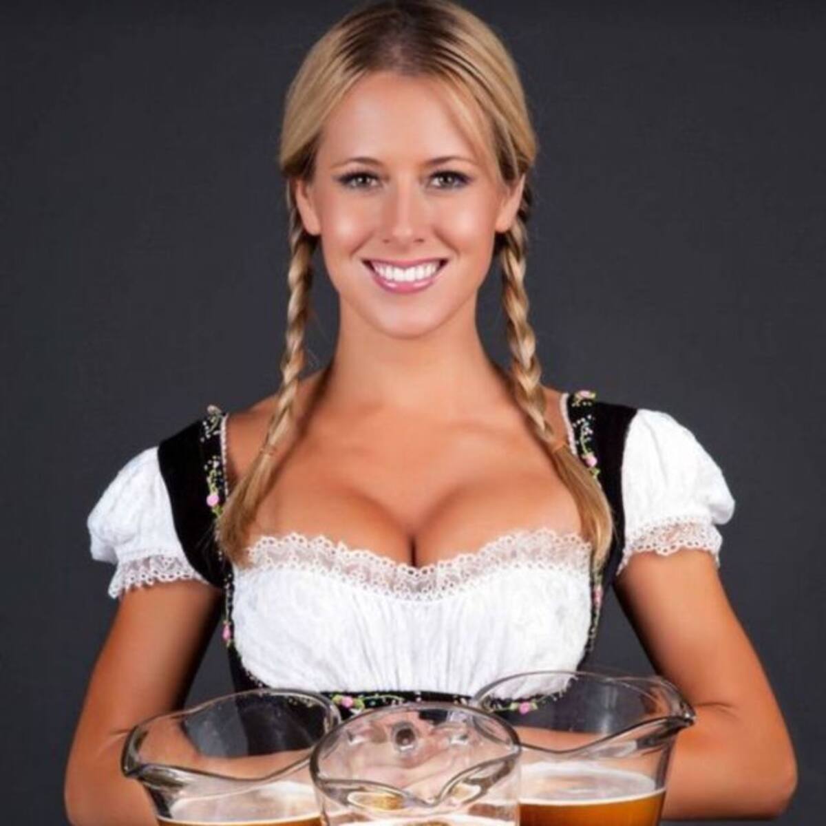 Beber cerveza podría aumentar el tamaño de los pechos
