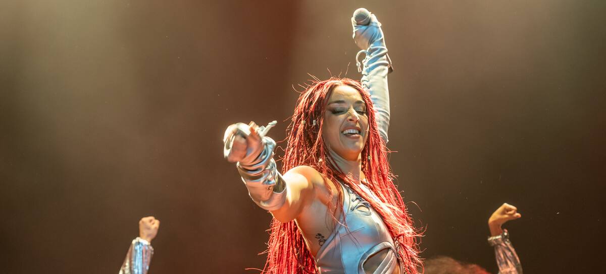 Lola Índigo actuando en el Morriña Festival en A Coruña el 27 de julio de 2024 en España.