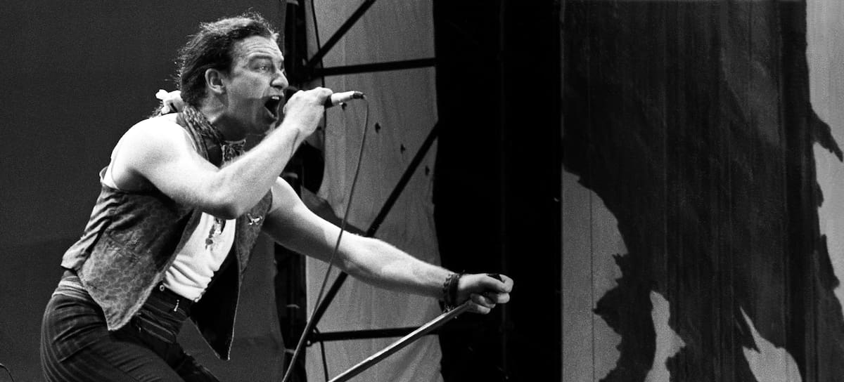 Bono, de U2, durante un show de la gira The Joshua Tree en 1987 en Rotterdam.