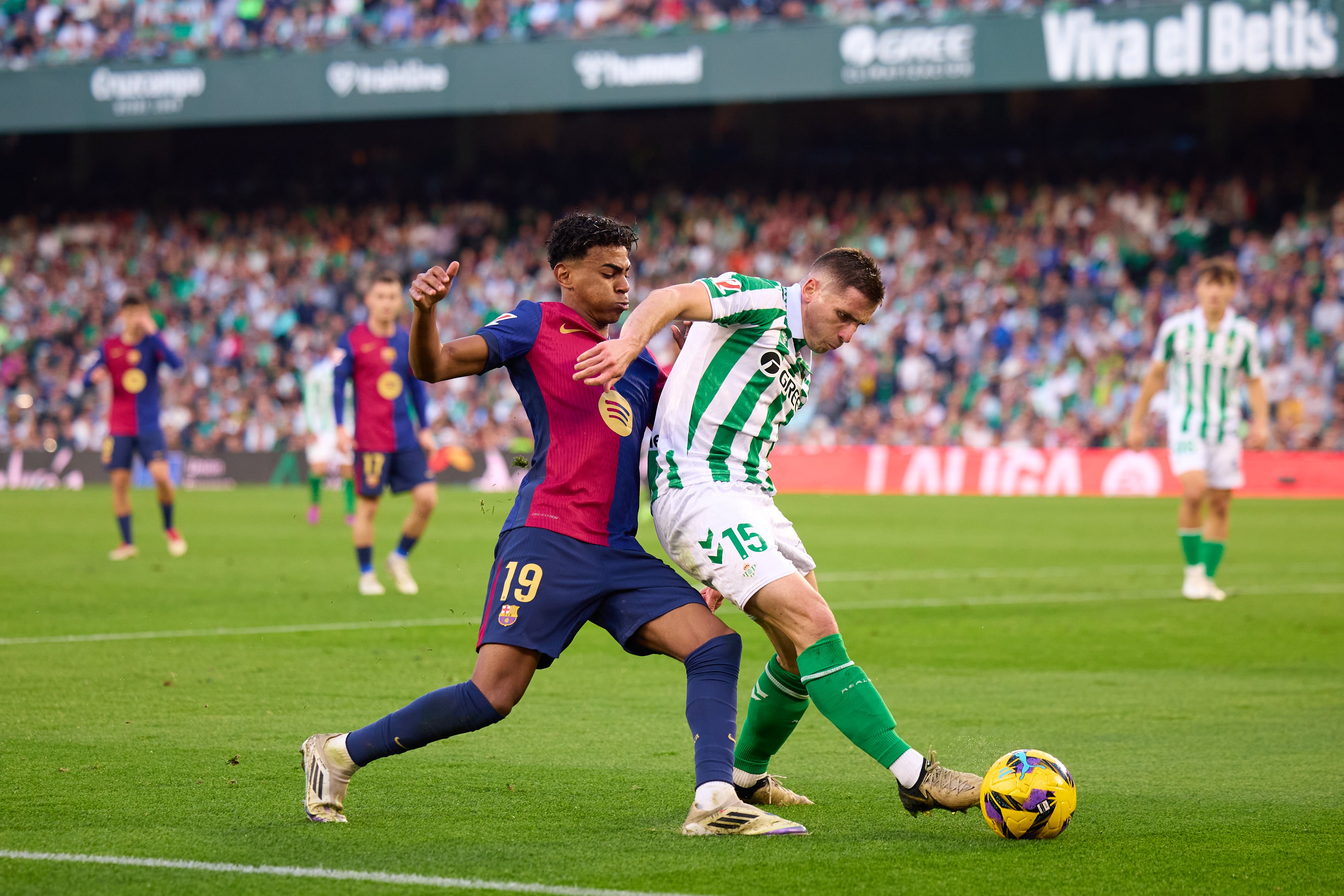 Lamine Yamal y Romain Perraud, jugadores del F.C. Barcelona y Real Betis Balompié