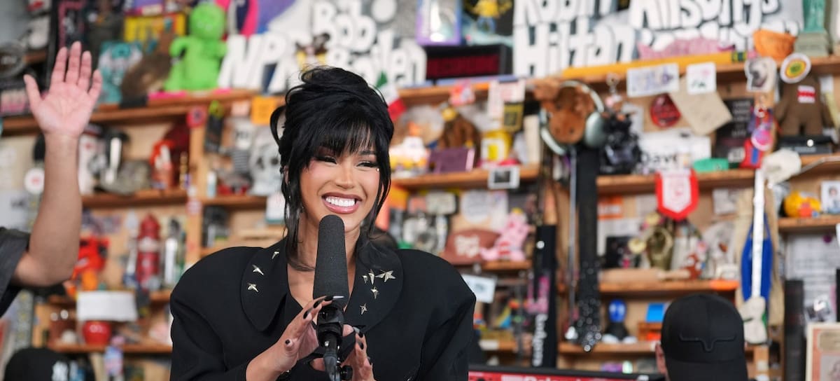 Cardi B durante su concierto en el formato Tiny Desk de NPR.
