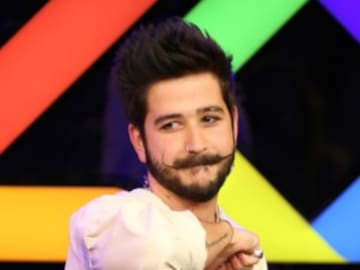 Camilo se convierte en testigo de la romántica sorpresa a una fan en LOS40 Stage