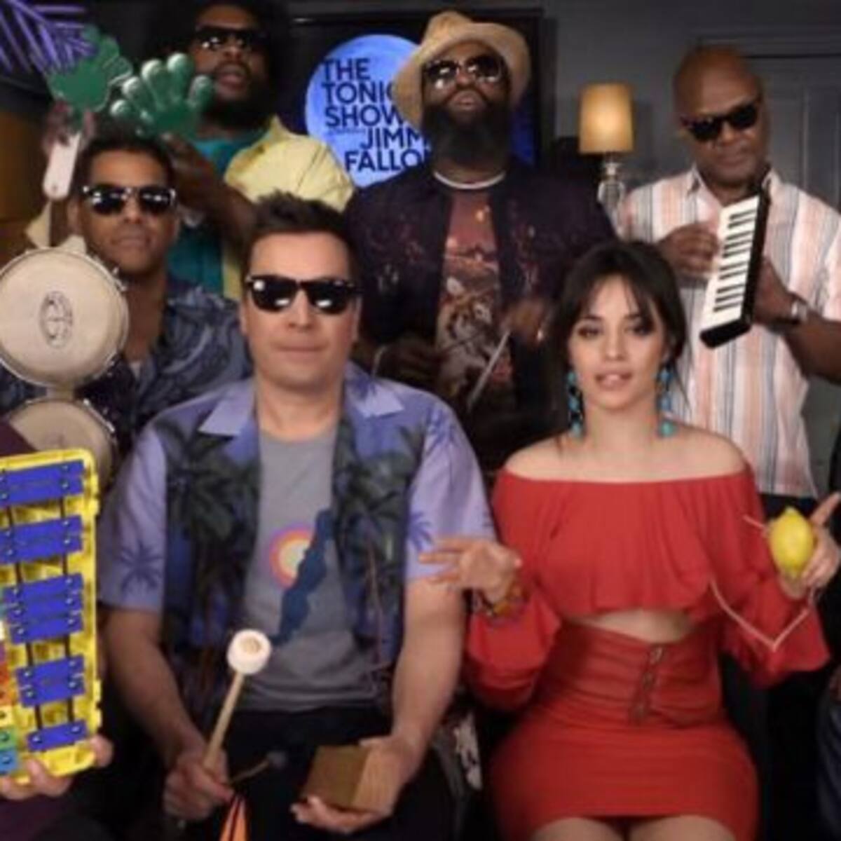 Jimmy Fallon y Camila Cabello hicieron de las suyas con instrumentos de juguete