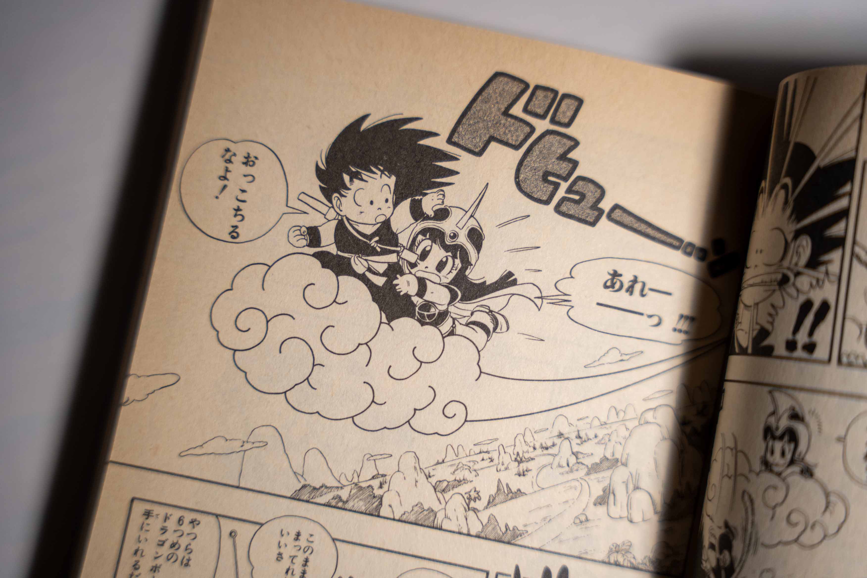 Goku y Chichi vuelan hacia el monte Frypan en la figura más bonita de Dragon Ball que puedes encontrar