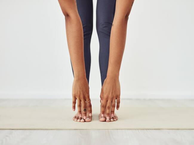 Una mujer estira sobre una esterilla