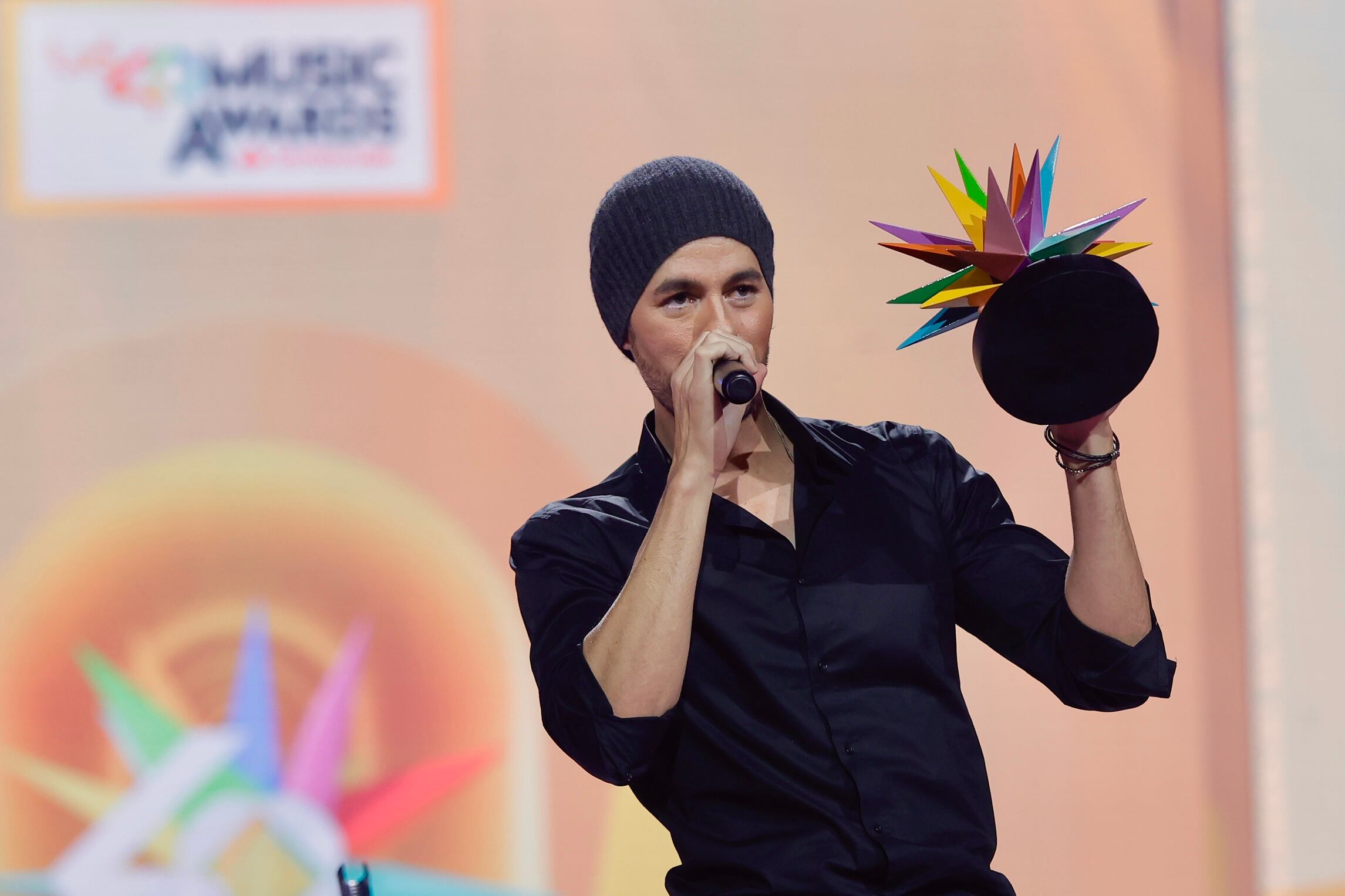 Enrique Iglesias subió dos veces al escenario para recoger sus dos premios: el de Mejor Colaboración en Categoría Global Latina y su Global Icon por sus 30 años de carrera.