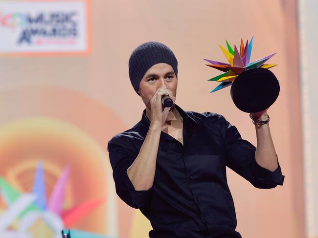 Enrique Iglesias subió dos veces al escenario para recoger sus dos premios: el de Mejor Colaboración en Categoría Global Latina y su Global Icon por sus 30 años de carrera.