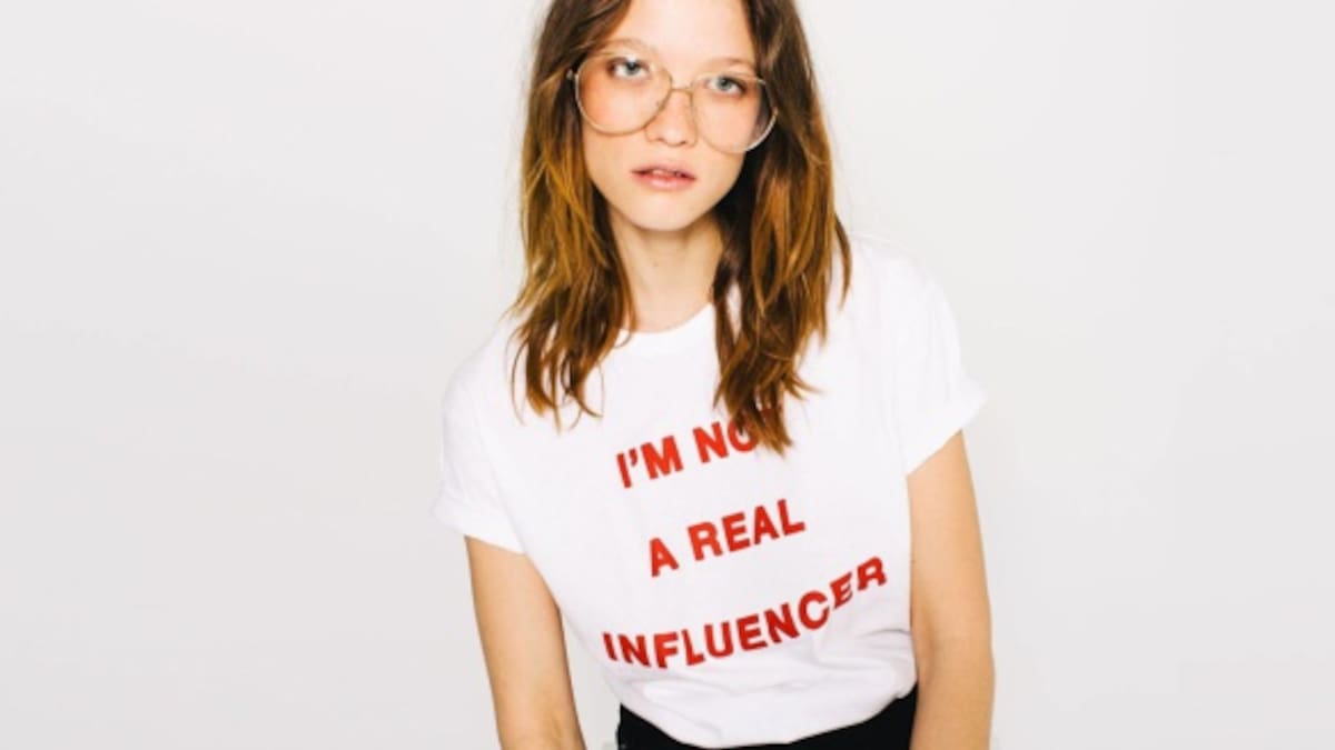 ¿Por qué todos los influencers llevan esta camiseta?