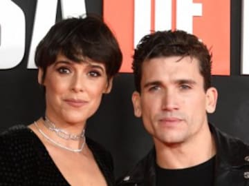 Jaime Lorente y Belén Cuesta se convierten en Ángel Cristo y Bárbara Rey en la primera imagen de su serie