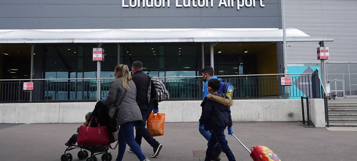 Pasajeros llegando al aeropuerto de Luton, en Londres.